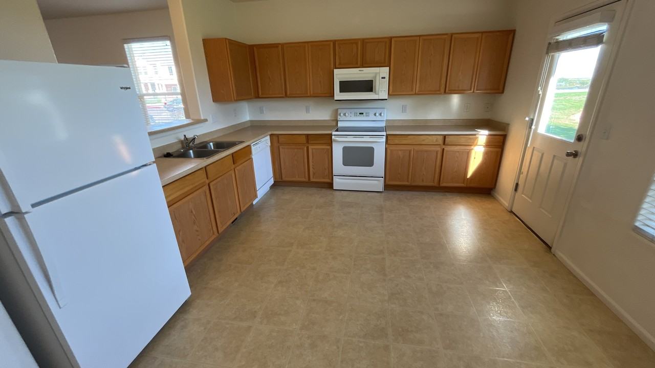 7722 Sandy Springs Pt - Photo 3 of 10