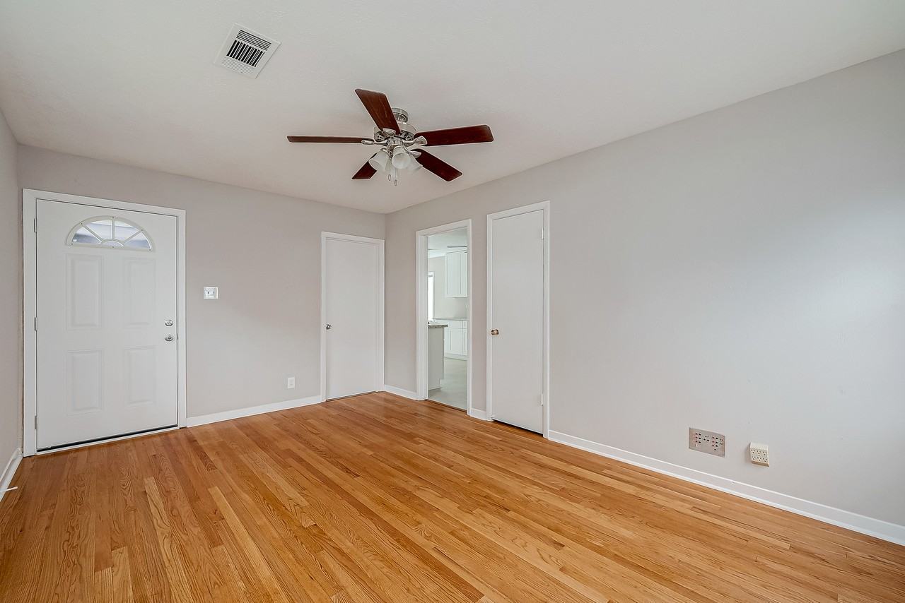 2703 Cypress St - Photo 3 of 27