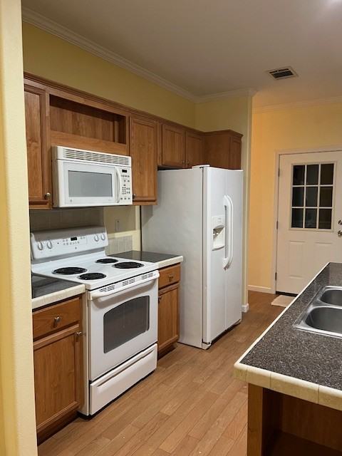 227 Lake Dr N - Photo 2 of 45