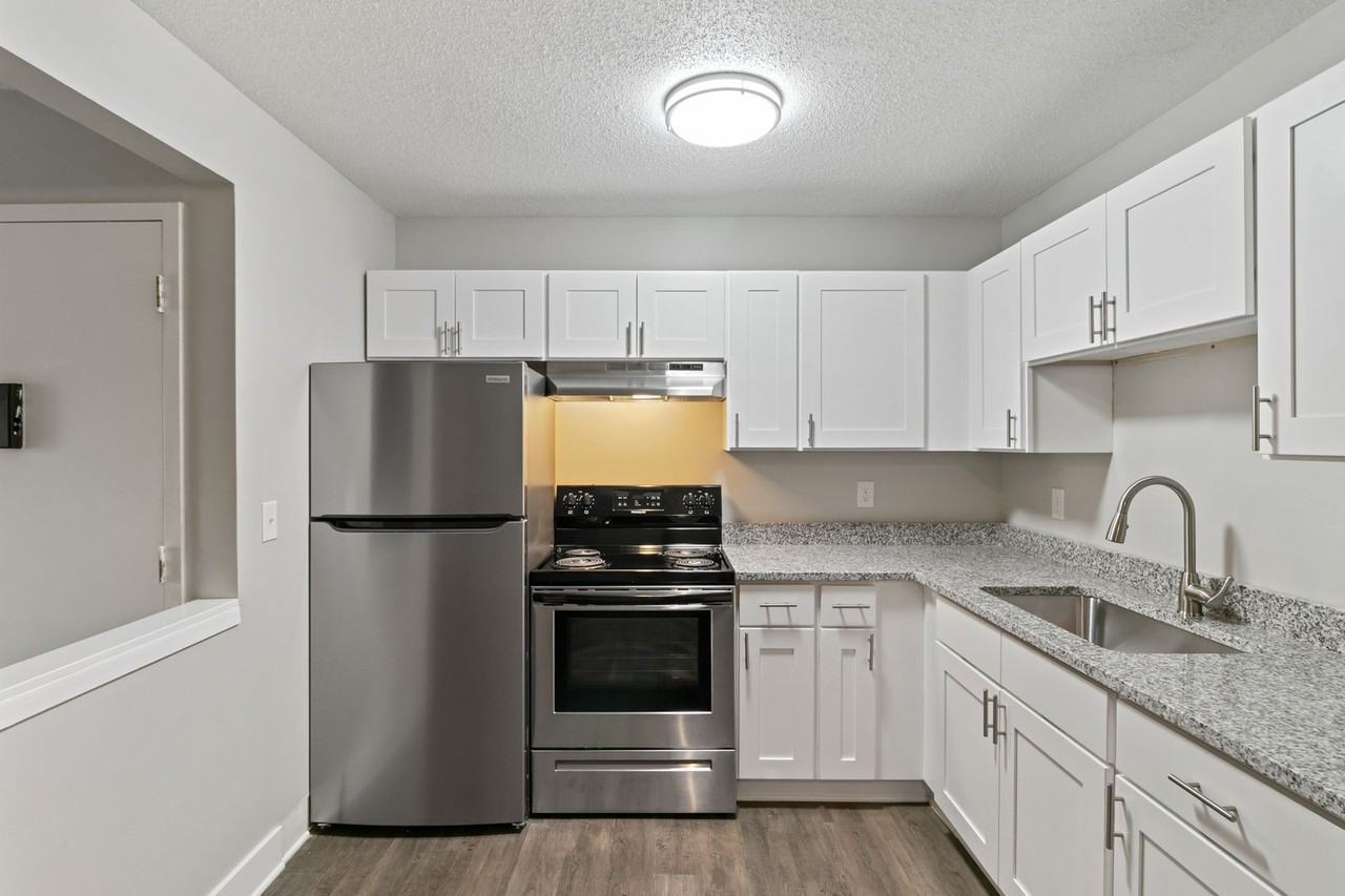 Center Court Apartments - Photo 4 of 44