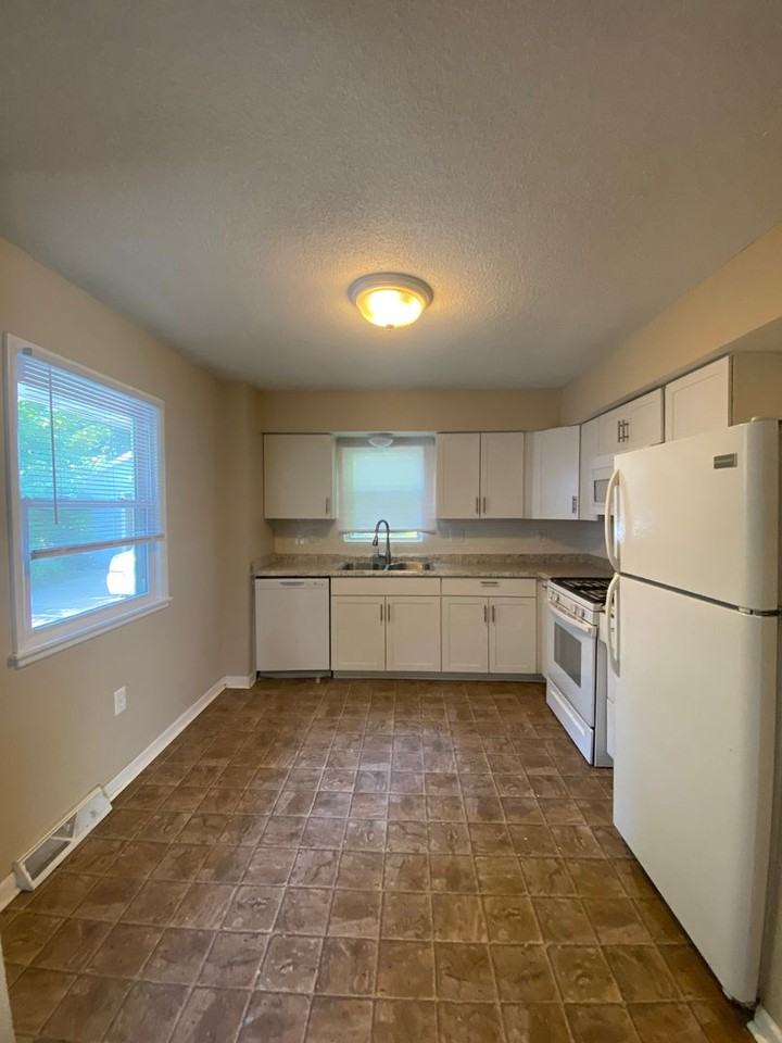 215 Caulder Ave - Photo 2 of 10