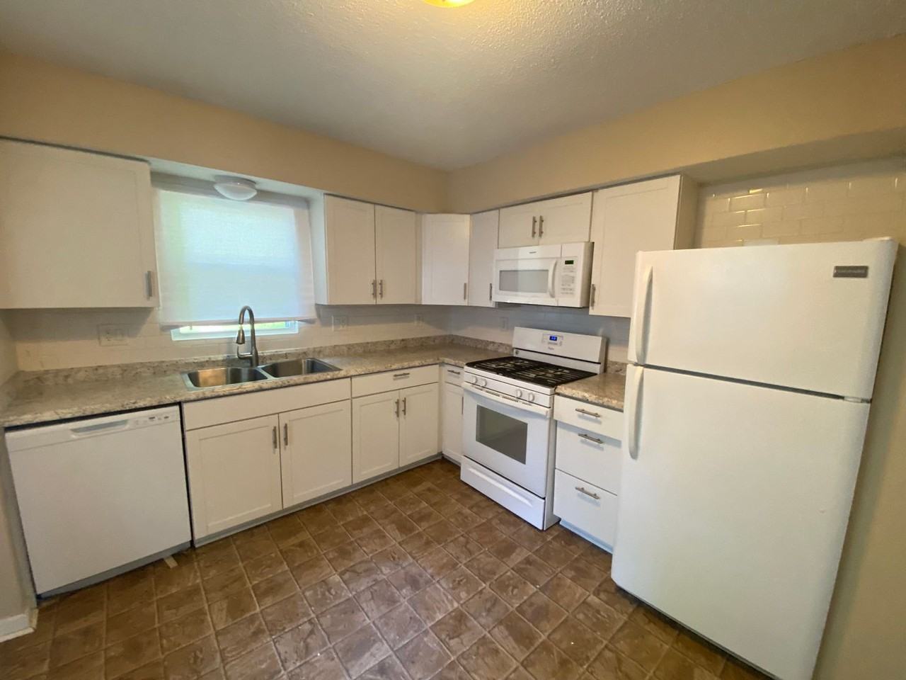 215 Caulder Ave - Photo 3 of 10