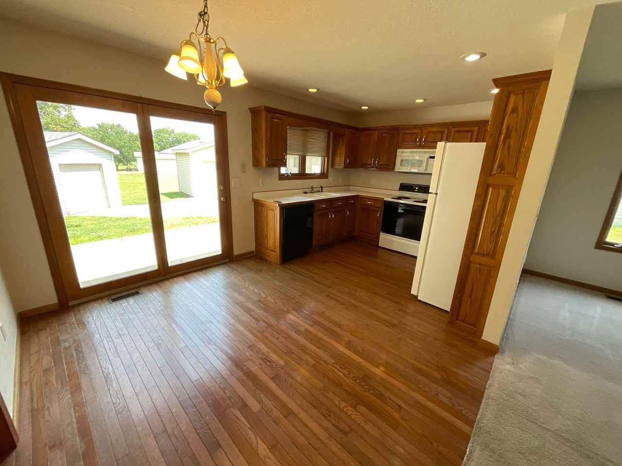 124-126 W Briarbrook - Photo 3 of 23