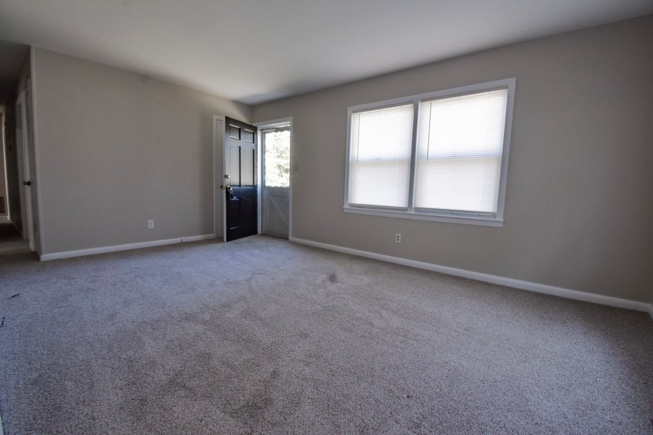 1748 Wayne Ln - Photo 3 of 14