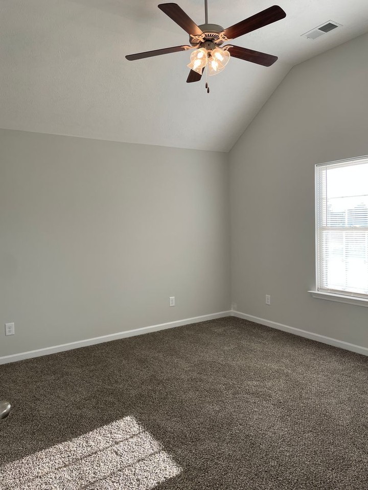 201 Grace Ct - Photo 4 of 10
