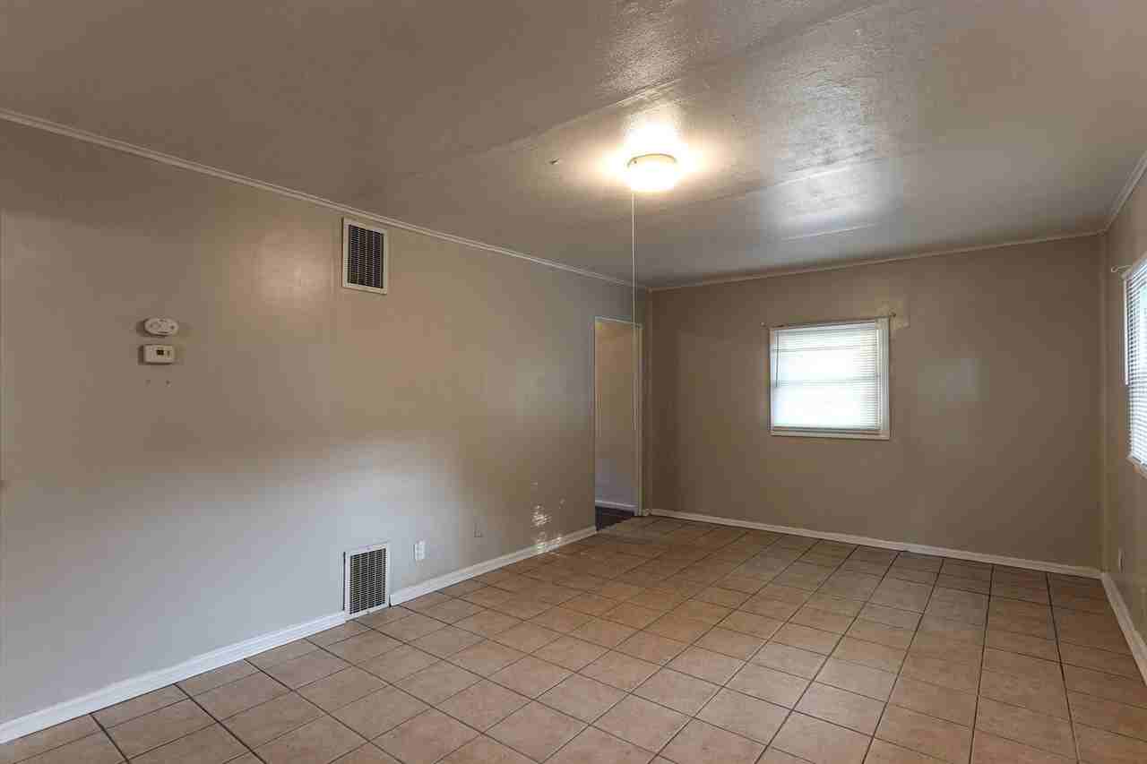 1513 Se Riverside Dr - Photo 2 of 12