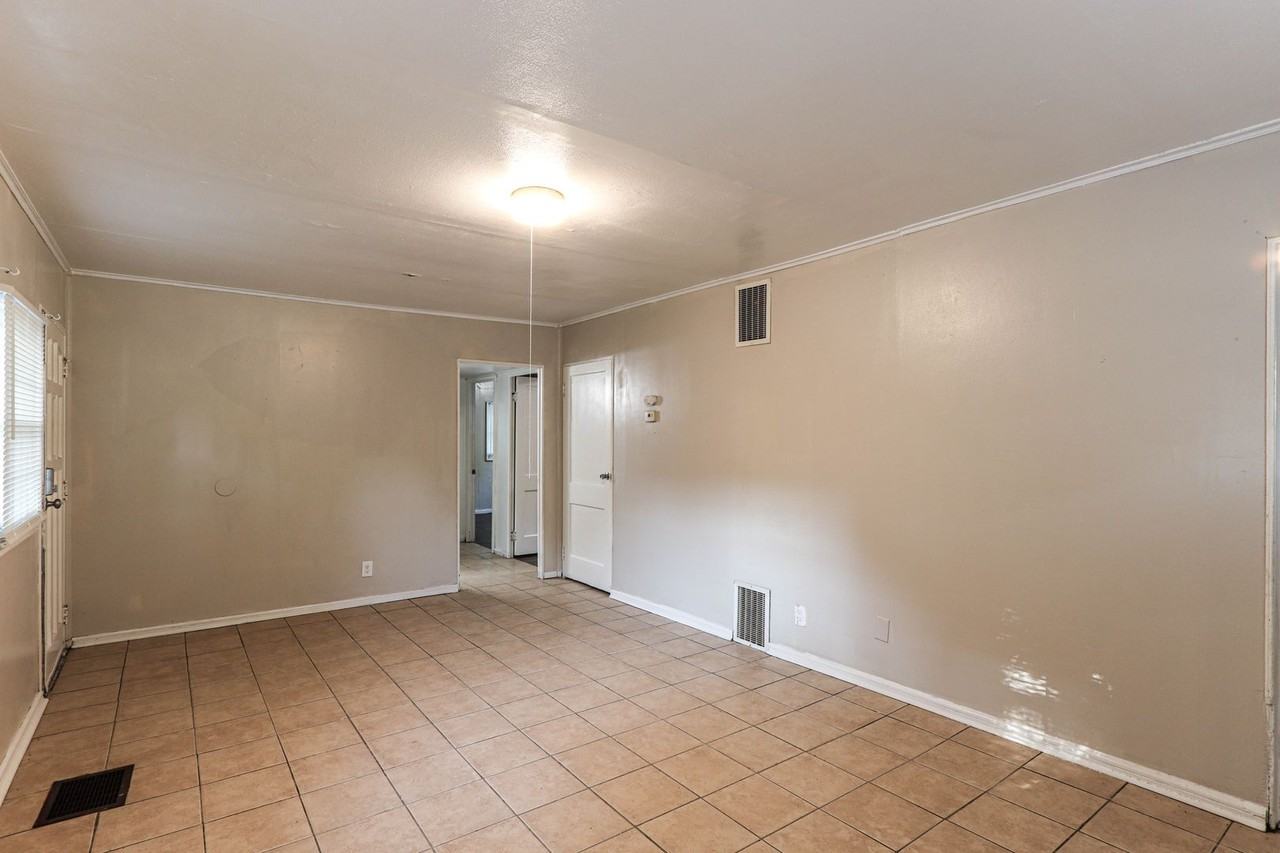 1513 Se Riverside Dr - Photo 3 of 12