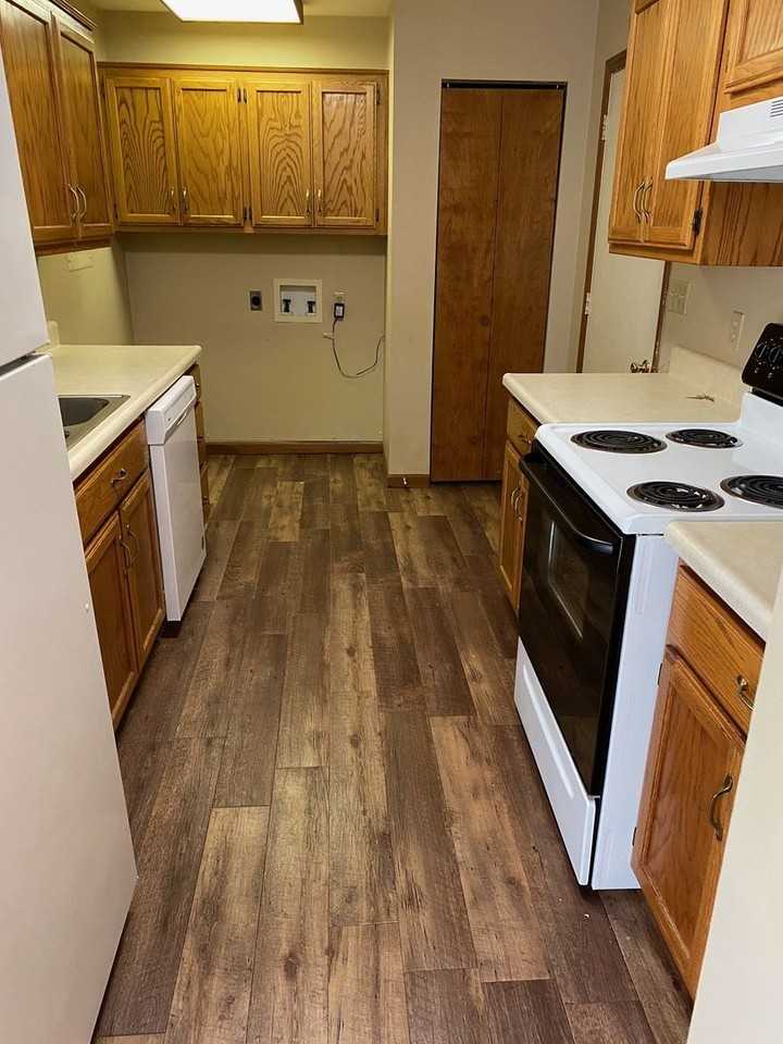 907 W Main St - Photo 2 of 6