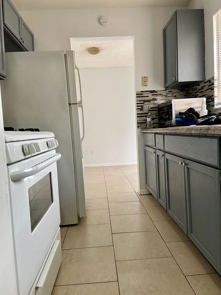 1312 Saxon Blvd - Photo 4 of 14