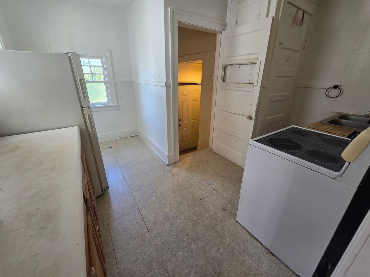 1428 Douglas St - Photo 4 of 8