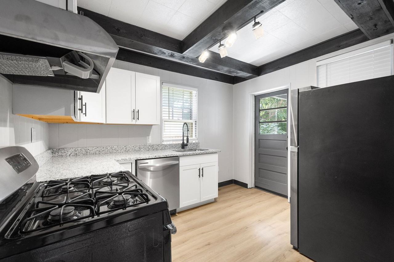 2821 Bergman St - Photo 6 of 29