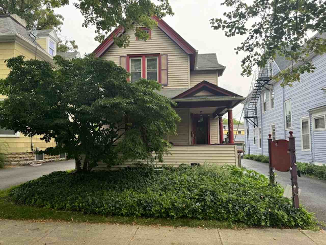 780 University Ave - Photo 2 of 22
