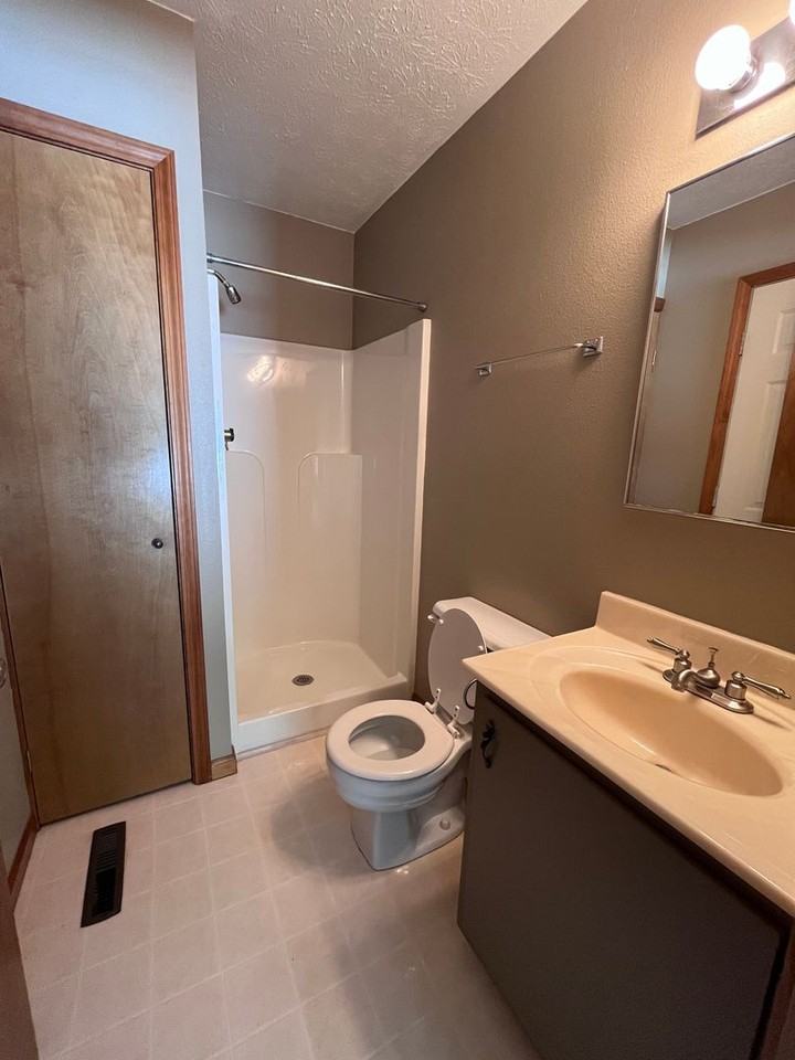 200 1/2 Easterday Dr - Photo 2 of 17