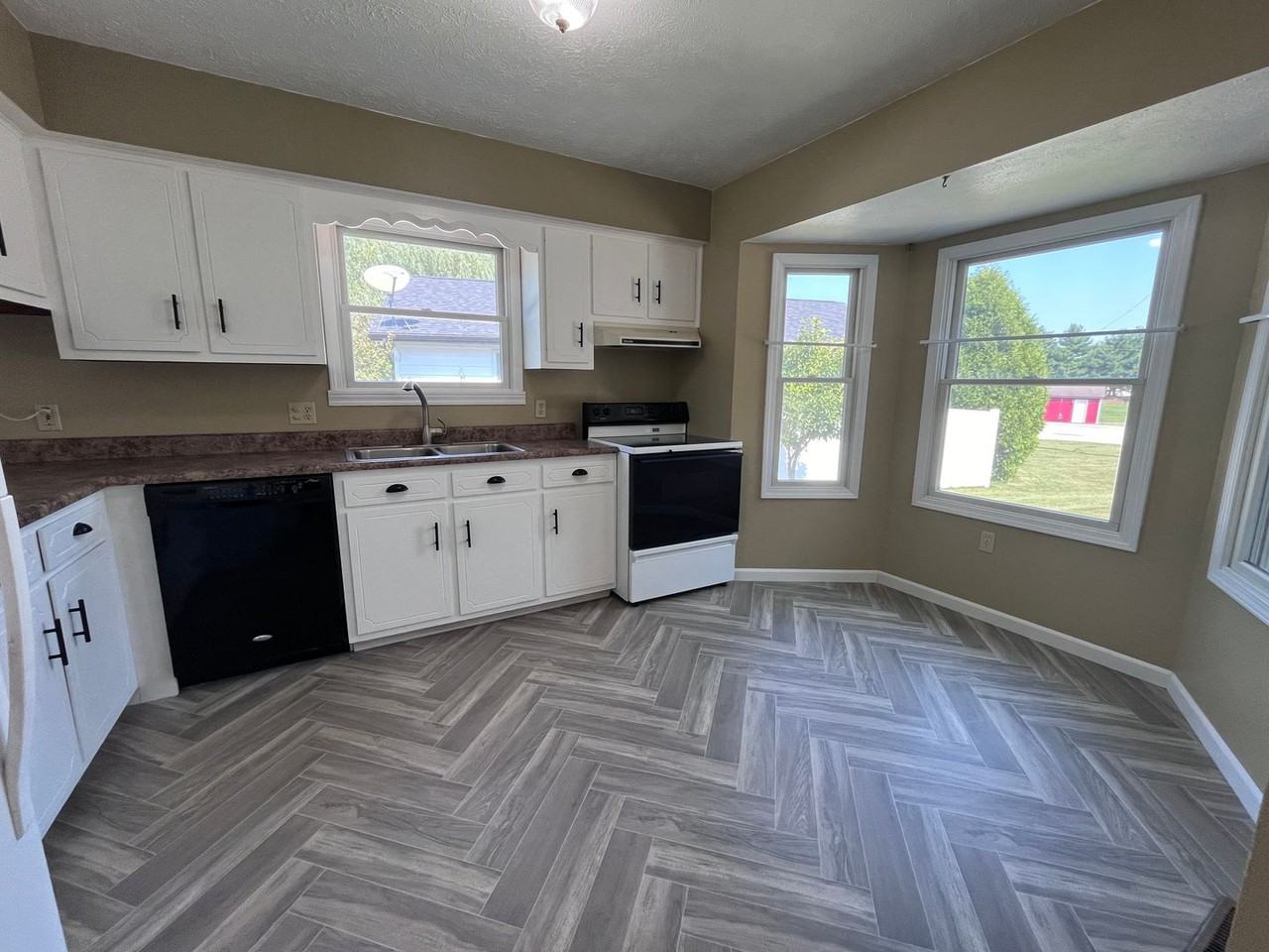 200 1/2 Easterday Dr - Photo 3 of 17