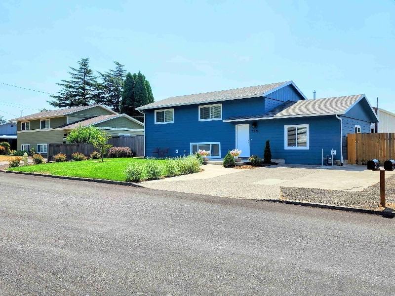 5226 Se Rainbow Ln - Photo 2 of 24