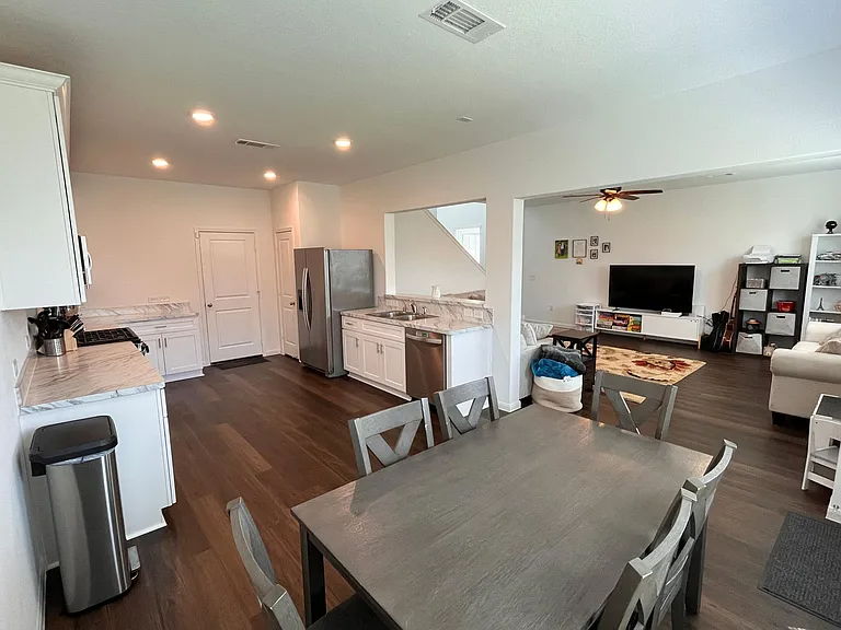 25829 Hedgerow Dr - Photo 4 of 21