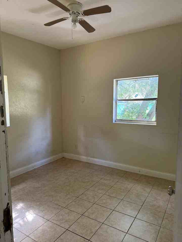 525 Sunset Drive - Photo 3 of 8