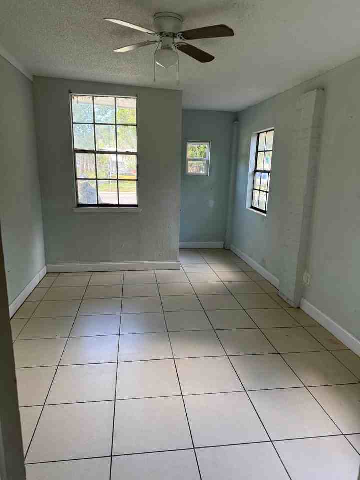 525 Sunset Drive - Photo 4 of 8