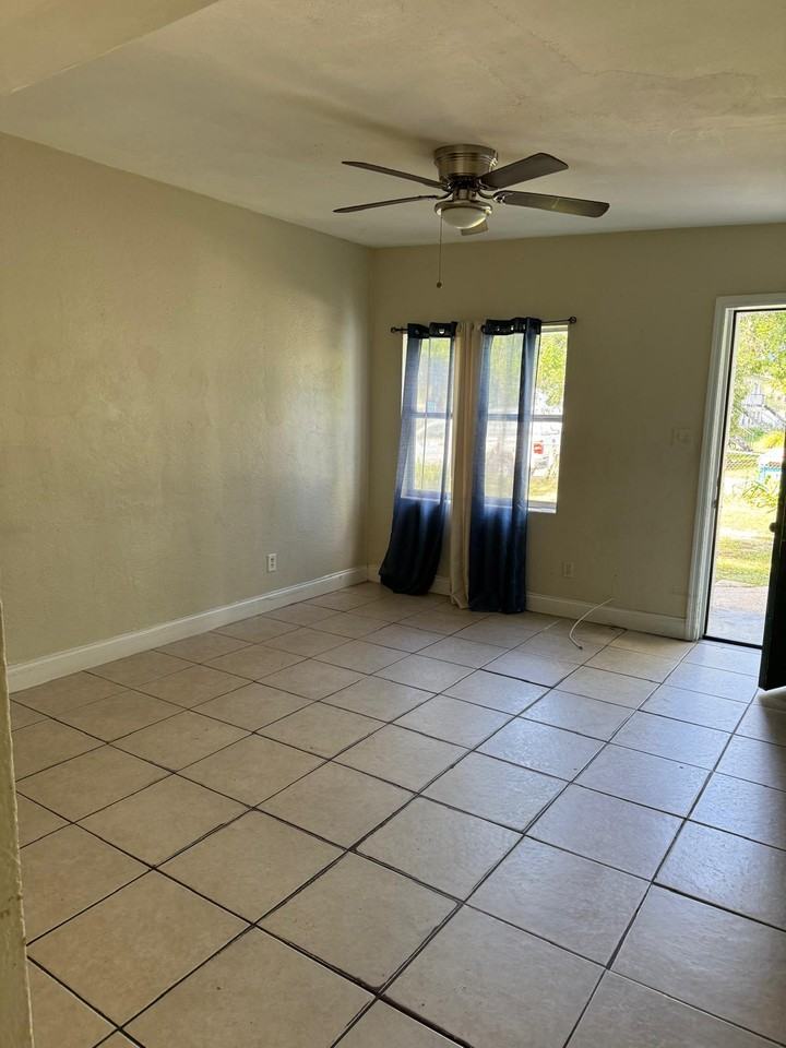 525 Sunset Drive - Photo 2 of 8