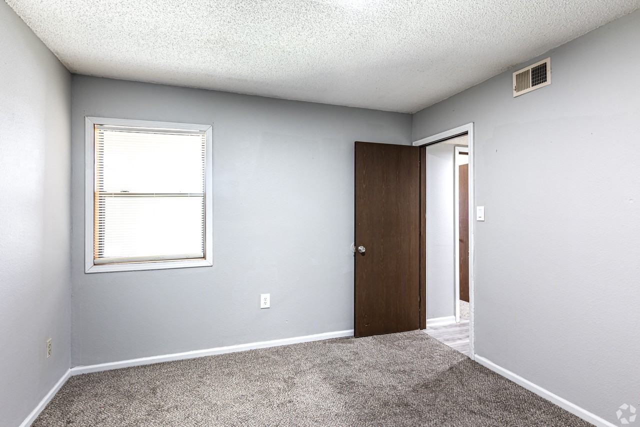 University Point Apartments - Photo 6 of 10