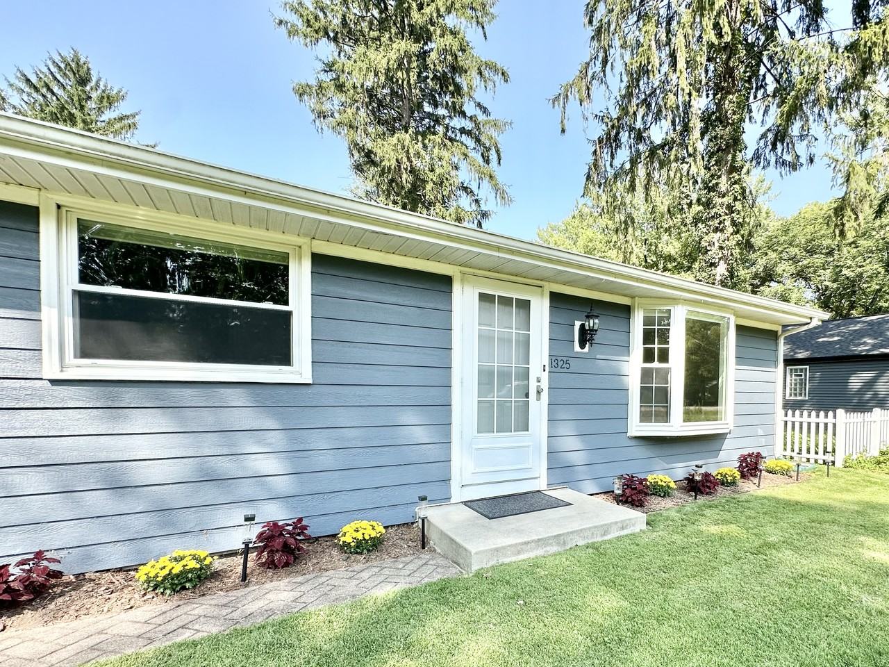 1325 Genesee Street - Photo 3 of 31