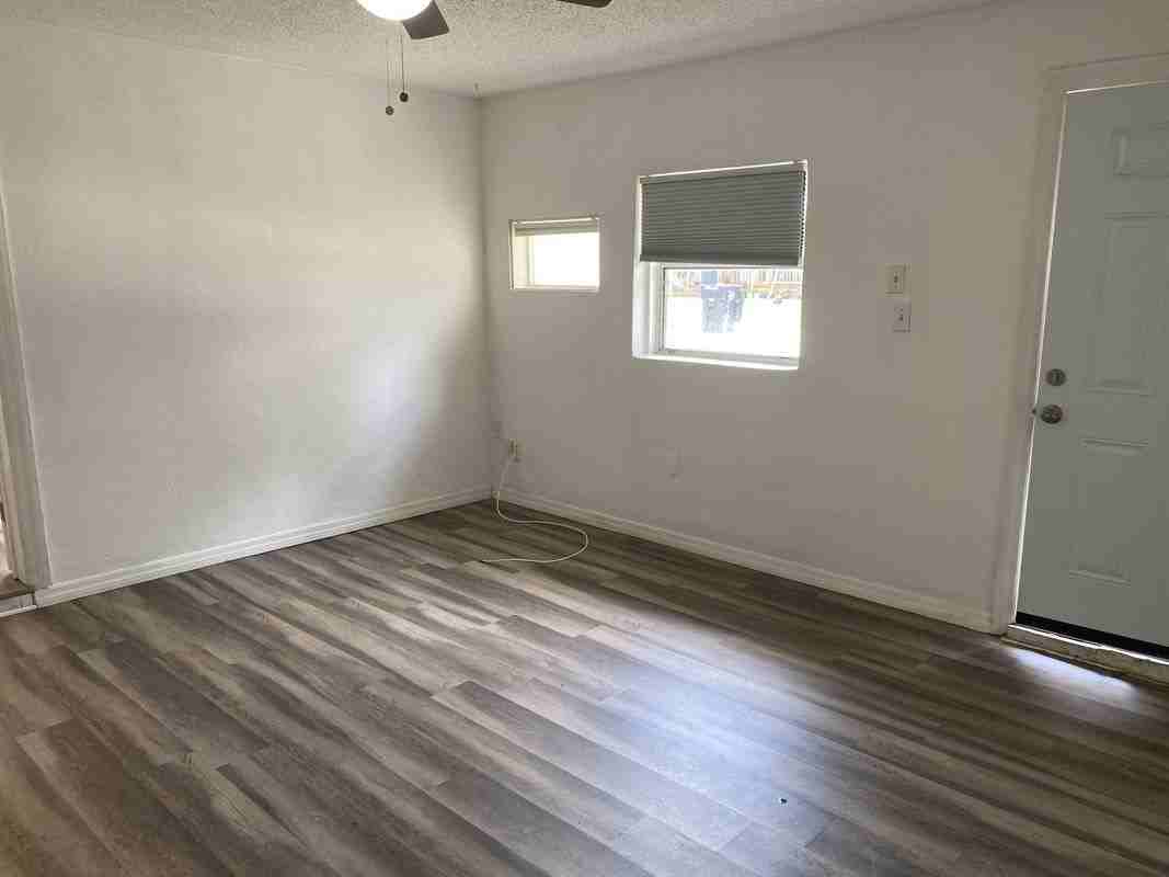 3109 E Jefferson St - Photo 3 of 10