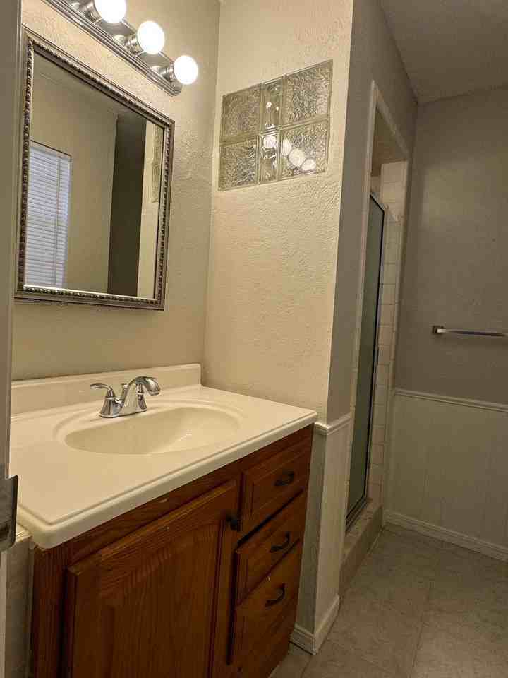 2306 Nw 75th St - Photo 5 of 13