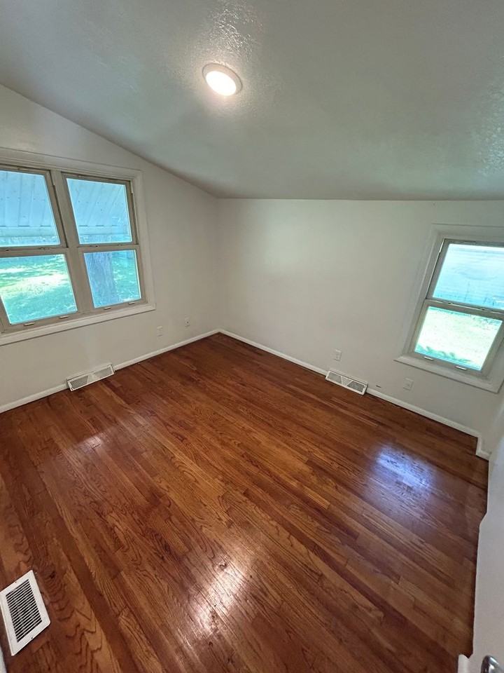 11301 Herrick Ave - Photo 5 of 14
