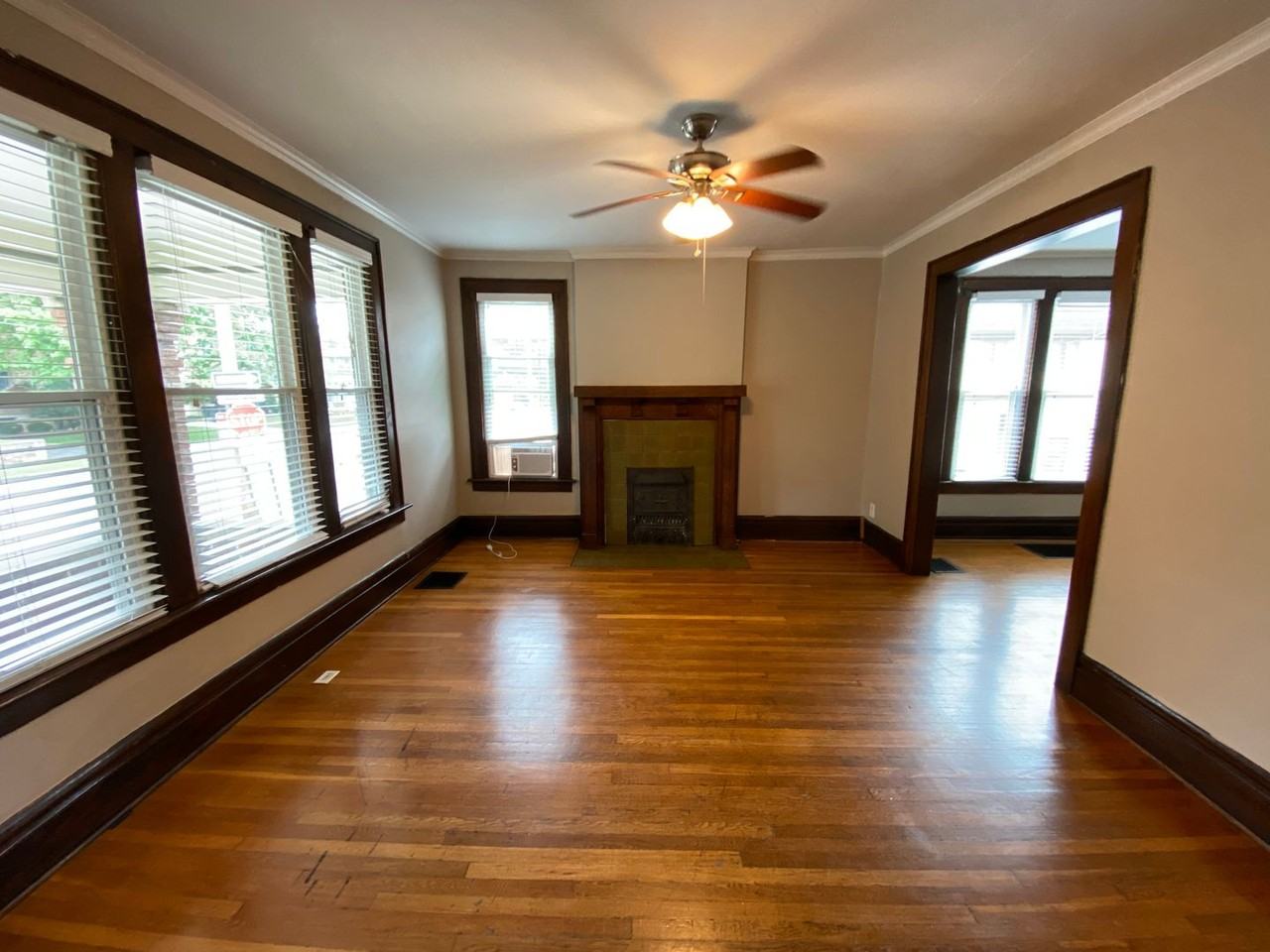 1827 Summit St - Photo 2 of 20