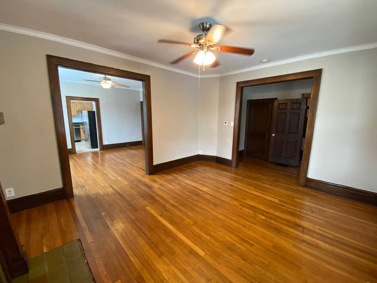 1827 Summit St - Photo 3 of 20