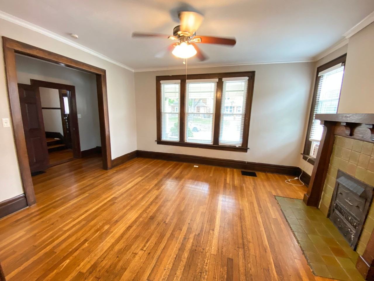 1827 Summit St - Photo 4 of 20