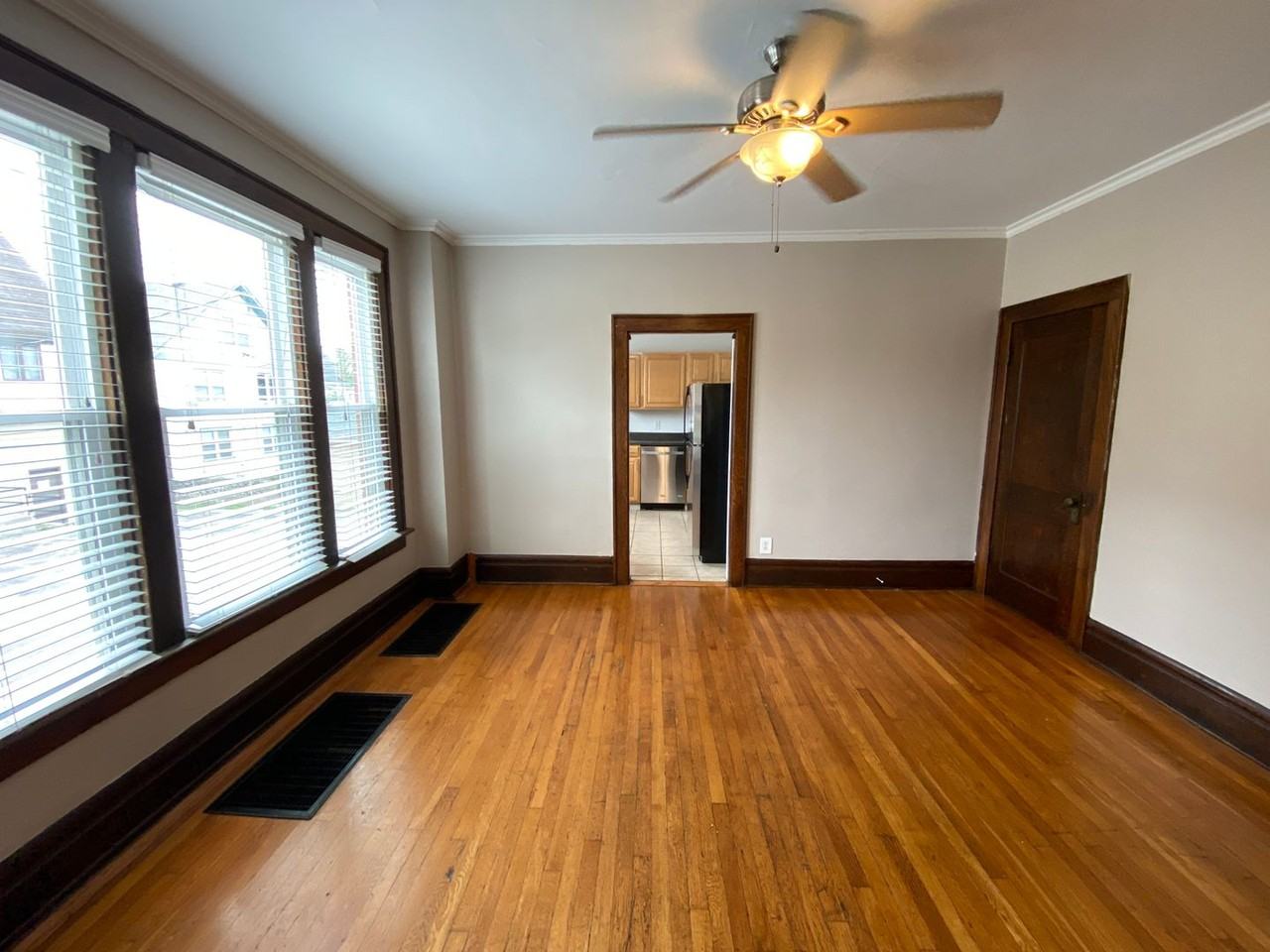 1827 Summit St - Photo 5 of 20