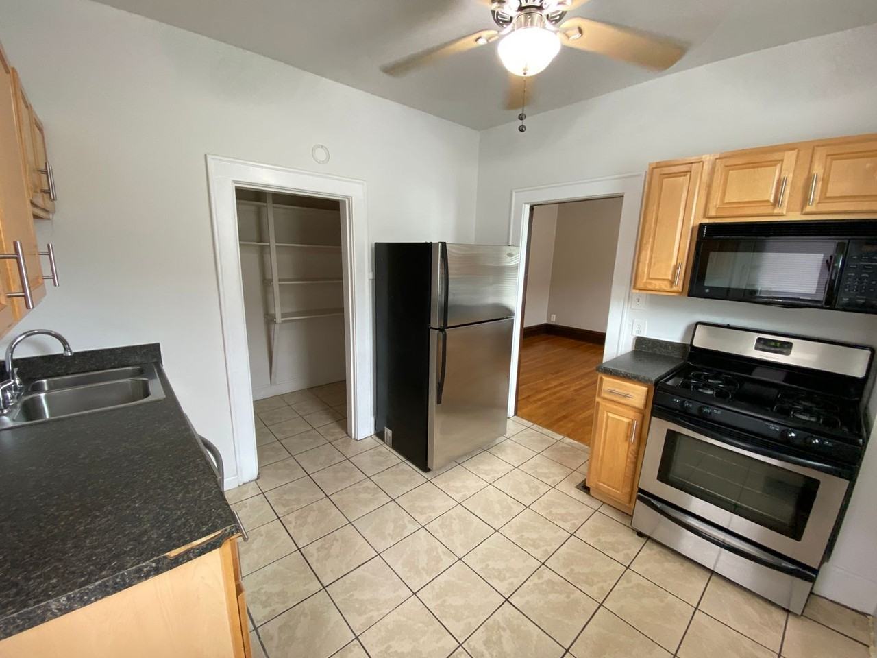 1827 Summit St - Photo 6 of 20