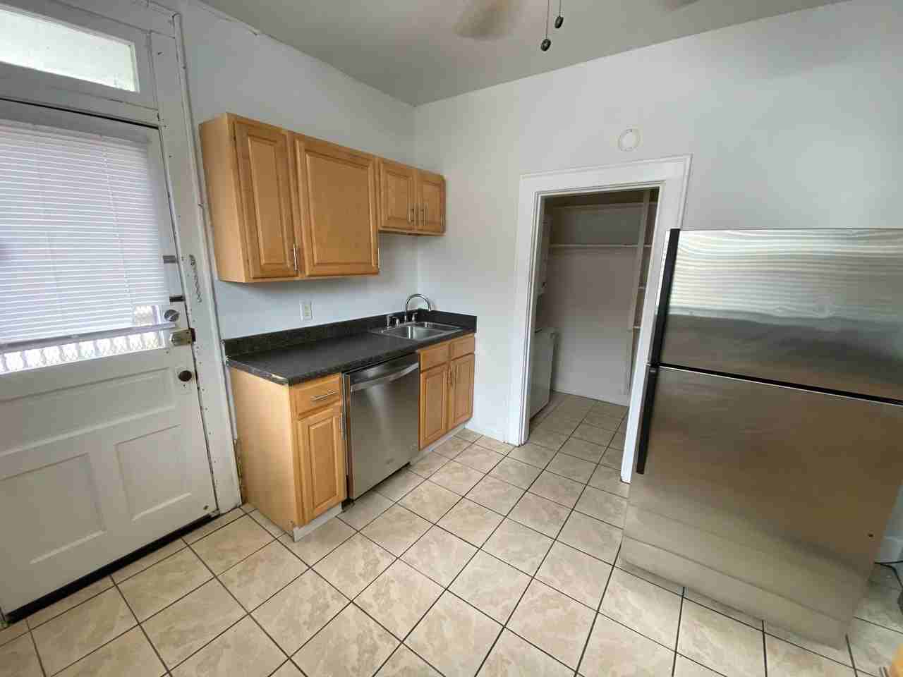 1827 Summit St - Photo 7 of 20