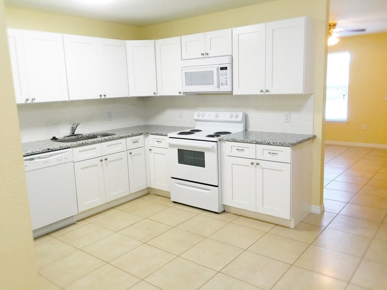 332 Dundee Dr - Photo 3 of 21
