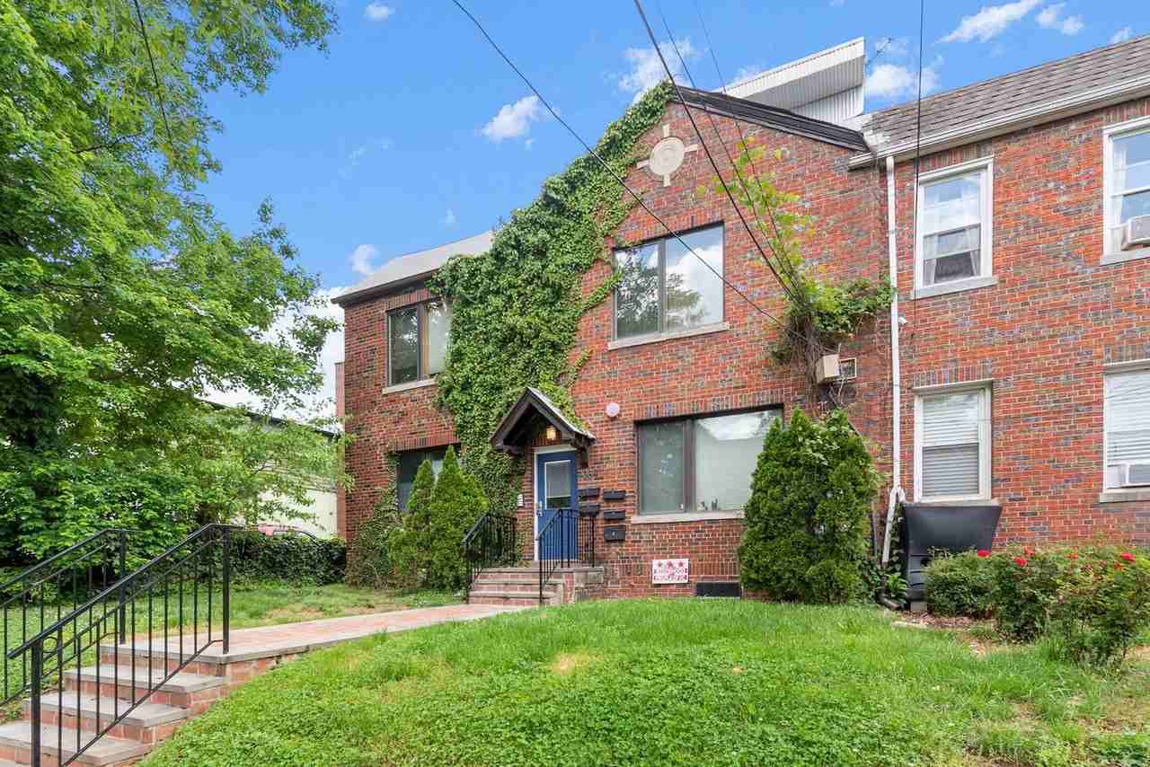 708 Irving St Ne #202 - Photo 4 of 24