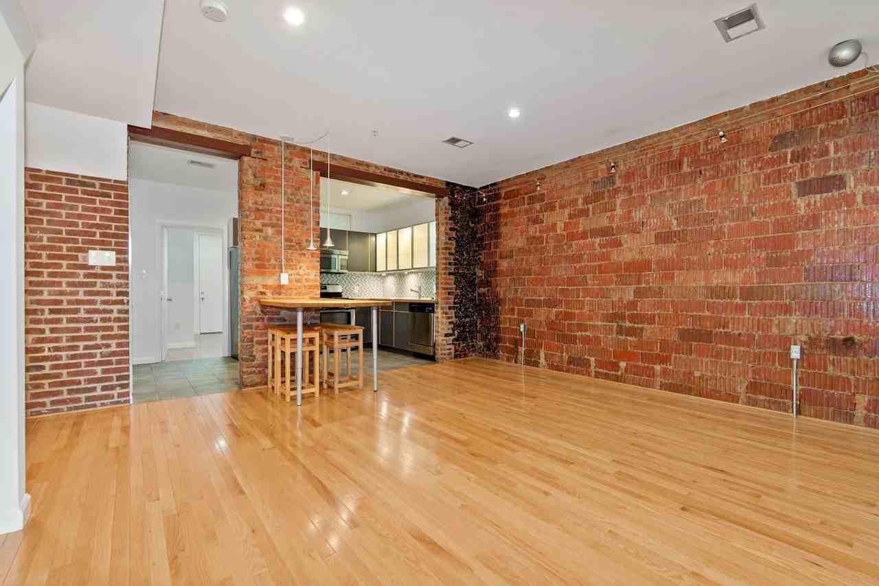 708 Irving St Ne #202 - Photo 6 of 24