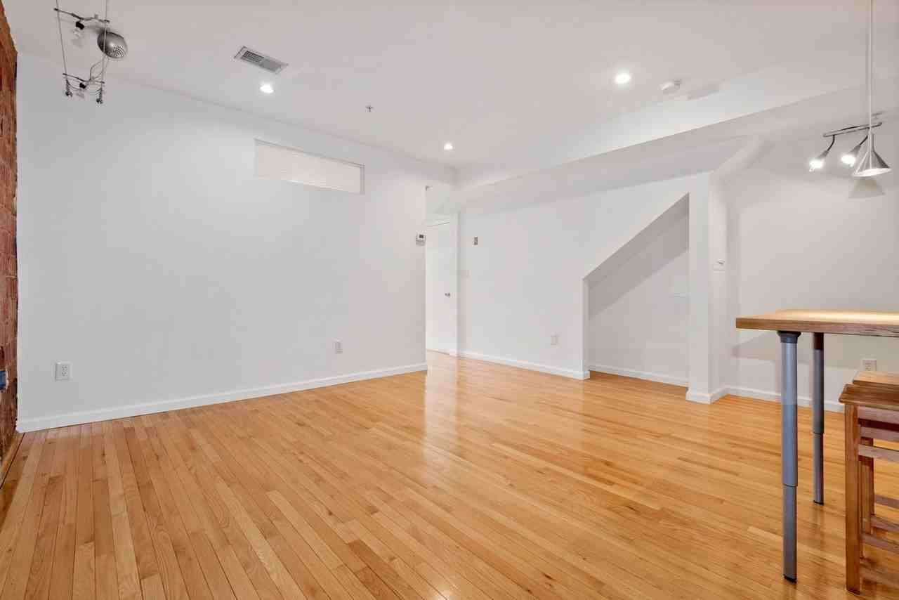708 Irving St Ne #202 - Photo 7 of 24