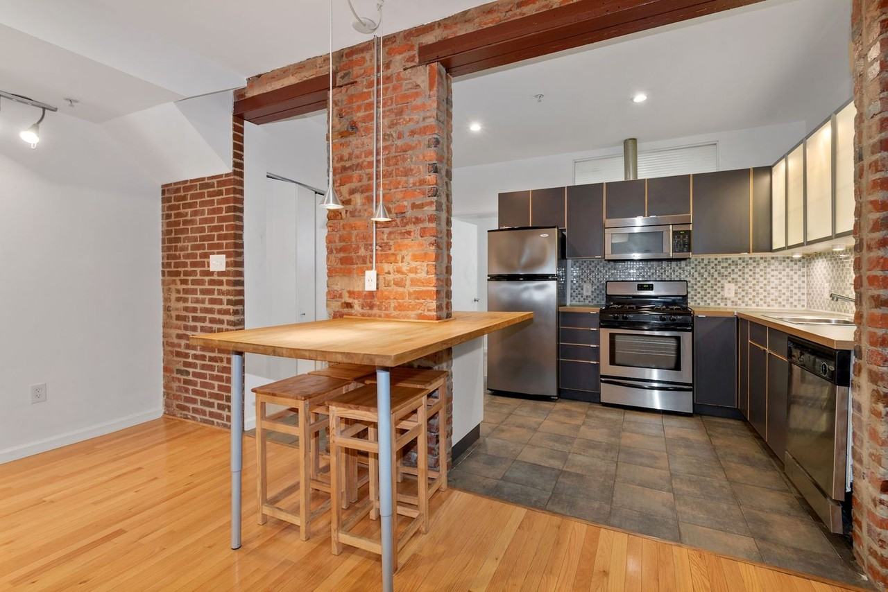 708 Irving St Ne #202 - Photo 2 of 24