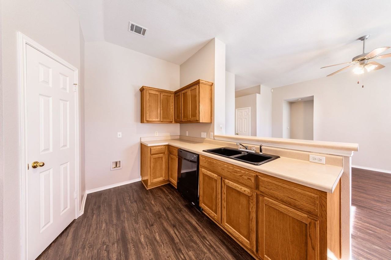 11908 Battle Bridge Dr - Photo 5 of 19