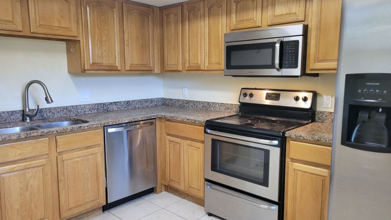 857 Ponder Ave - Photo 3 of 10