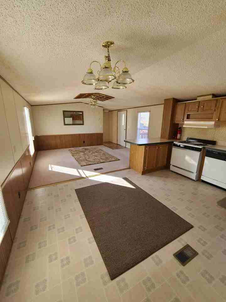 144 Castle St - Photo 7 of 11