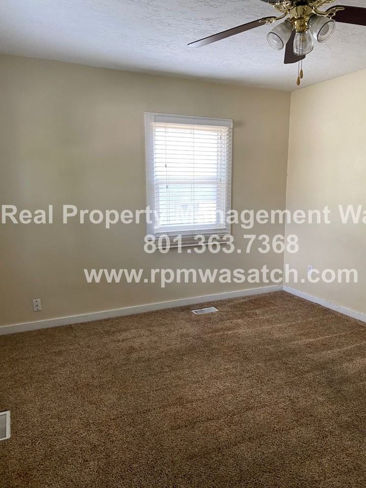 866 S Mcclelland St - Photo 6 of 32