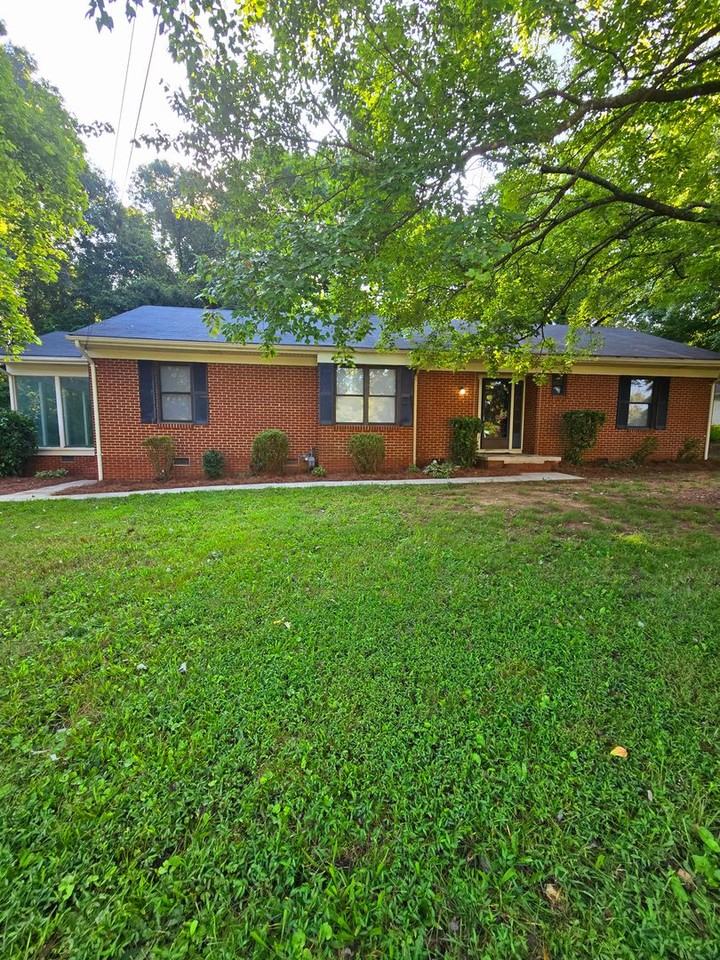 1237 Fairview Dr - Photo 2 of 21