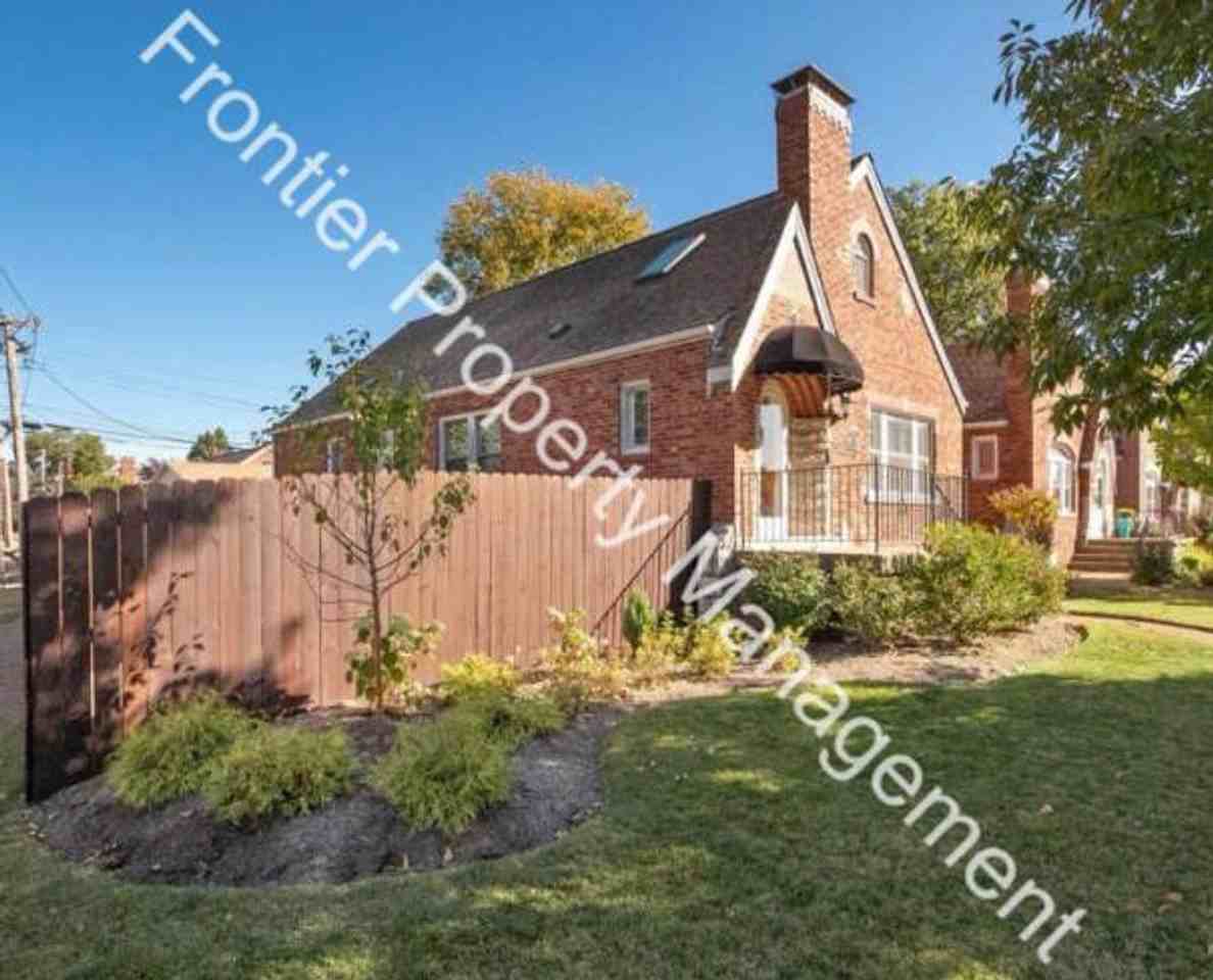 6051 Mardel Ave - Photo 3 of 50