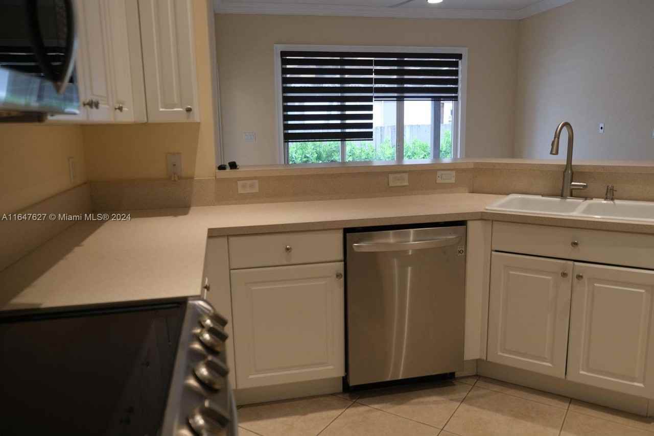 1436 Sw 154th Ave - Photo 2 of 16