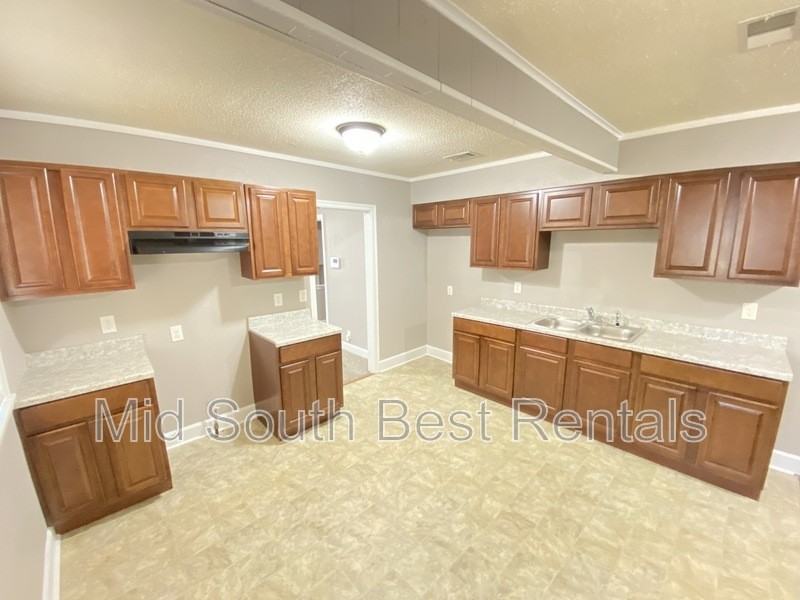 3144 Lamphier Avenue - Photo 3 of 8