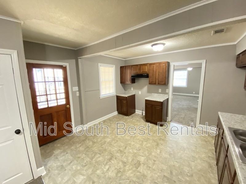 3144 Lamphier Avenue - Photo 4 of 8