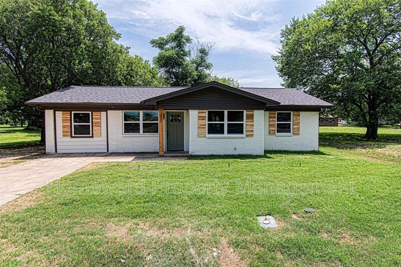 551 E. Burks St Pilot Point, Tx ##Tx - Photo 3 of 30