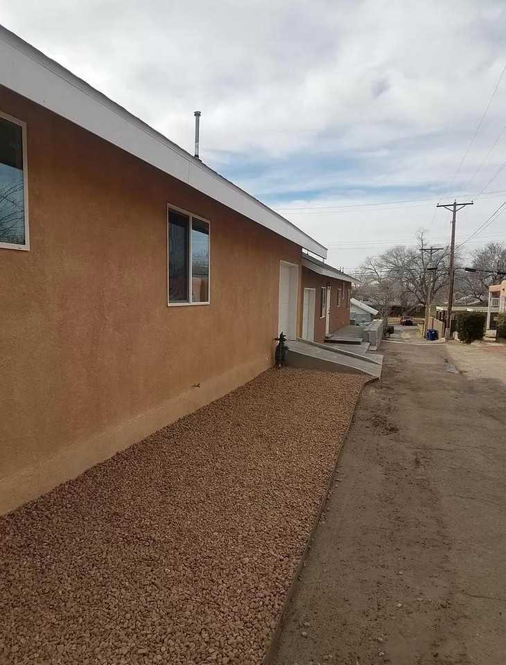 211 Maple St Ne - Photo 3 of 16